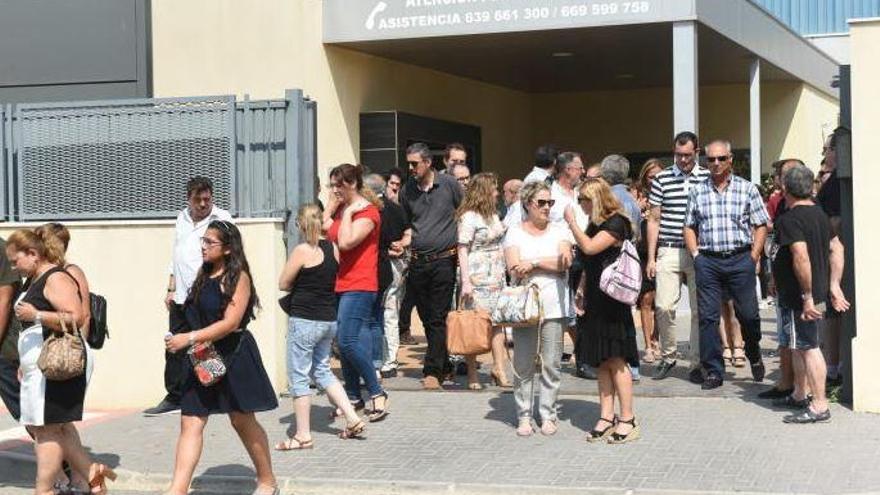 Decenas de vecinos de Alguazas despiden en el tanatorio a la pareja ahogada en Guardamar