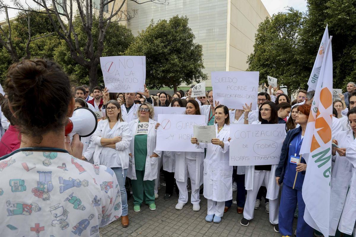 Protesta de los médicos del Hospital de Sant Joan contra el nuevo estatuto laboral