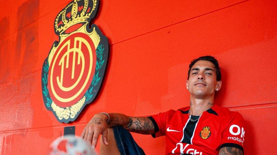 Antonio Sánchez posa con la nueva camiseta del Mallorca.