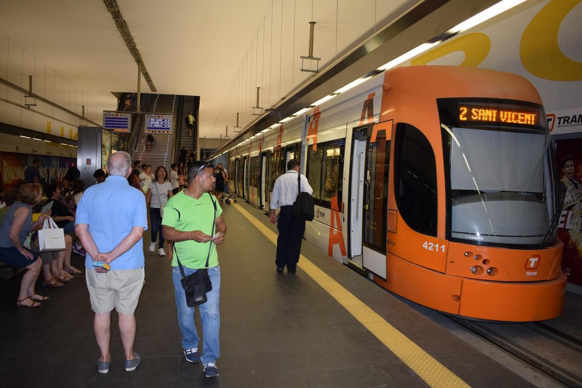 Usuarios del TRAM de Alicante.