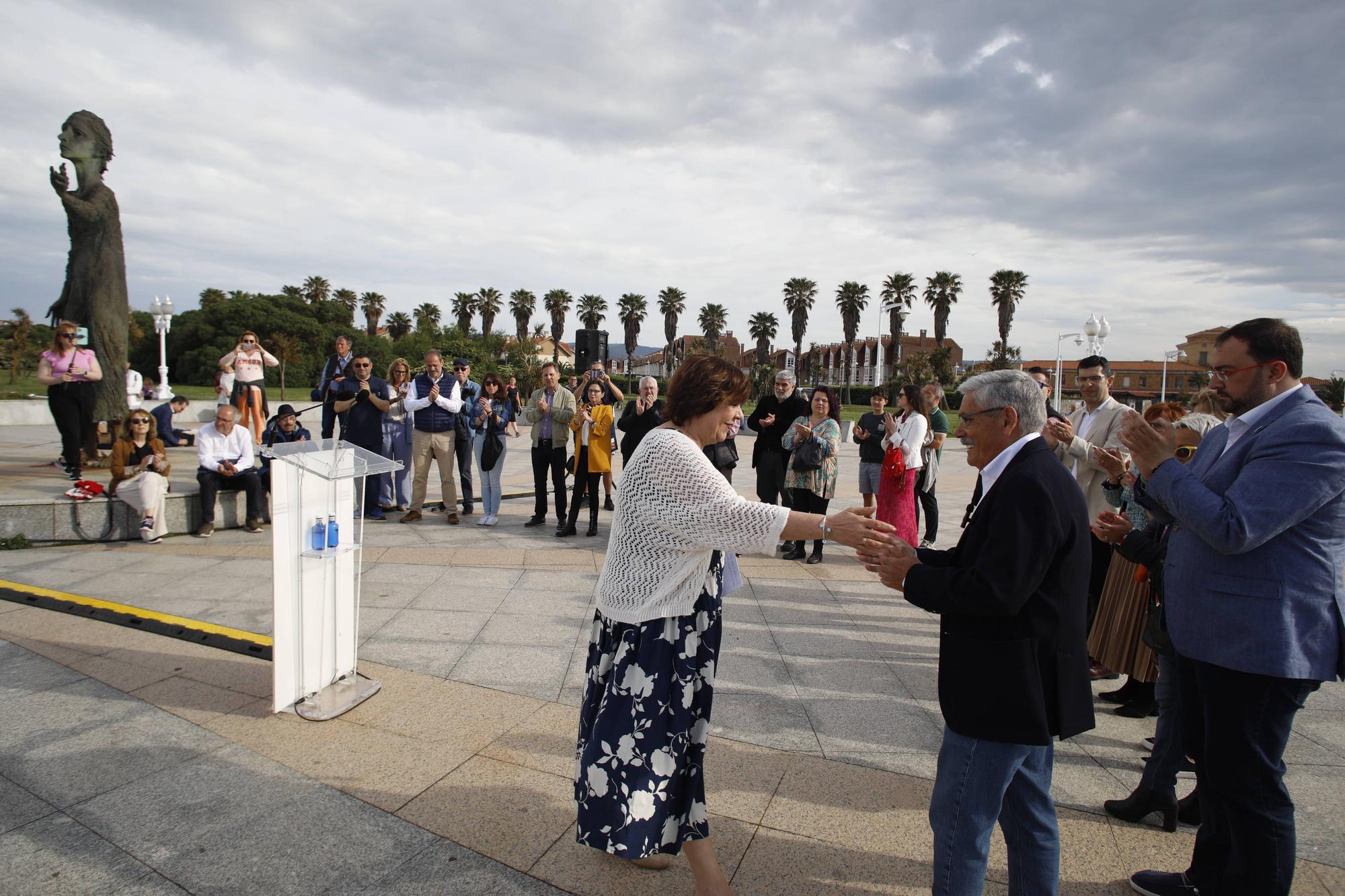 EN IMÁGENES:  Así fue el homenaje a los exiliados por la Guerra Civil y la posterior represión franquista organizado por los socialistas de Gijón junto a la estatua de "La Madre del Emigrante"