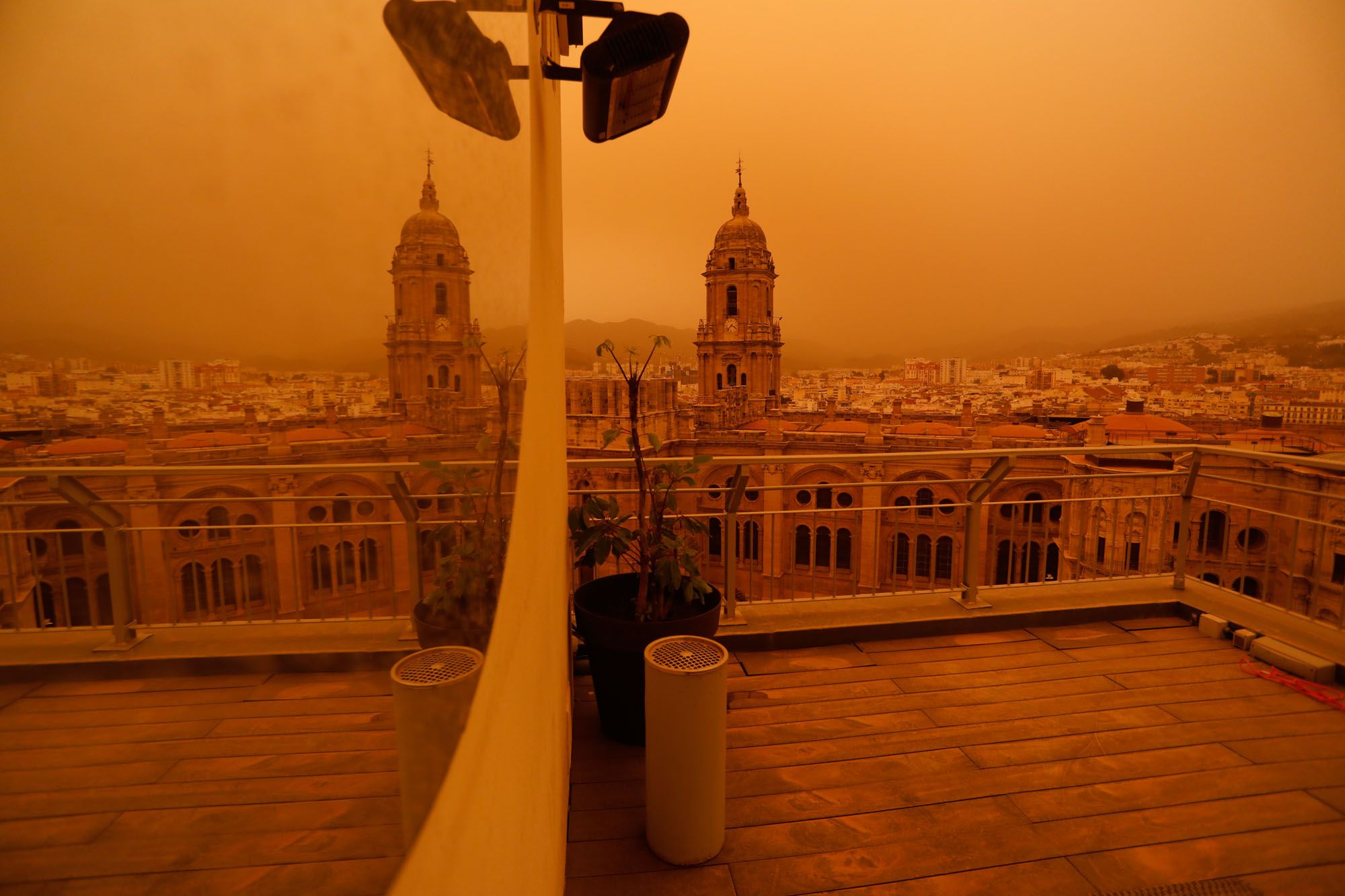 La calima vuelve a cubrir los cielos de Málaga