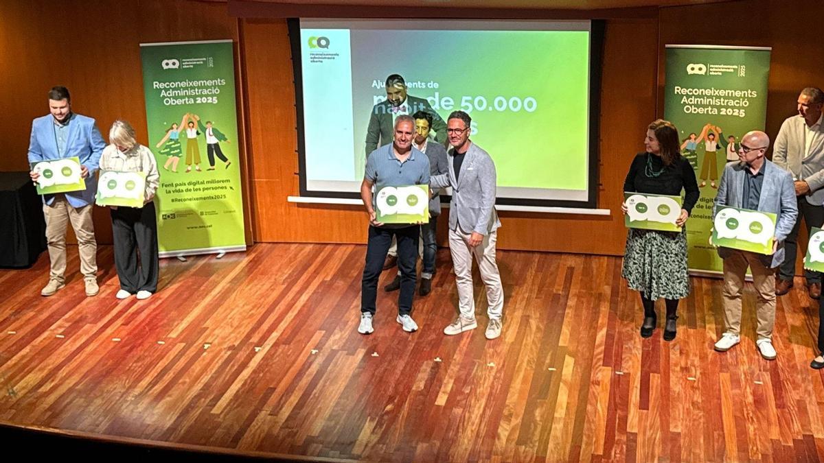 una imatge del moment de l’atorgament del premi al cap del Servei de Sistemes i Tecnologies de la Informació de l’Ajuntament de Girona, Pere Planiol Bosch.