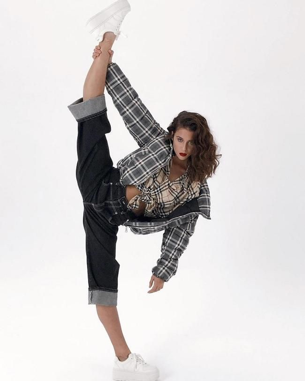 María Pedraza combina el plumífero de cuadros de Pull&Bear con vaqueros y deportivas