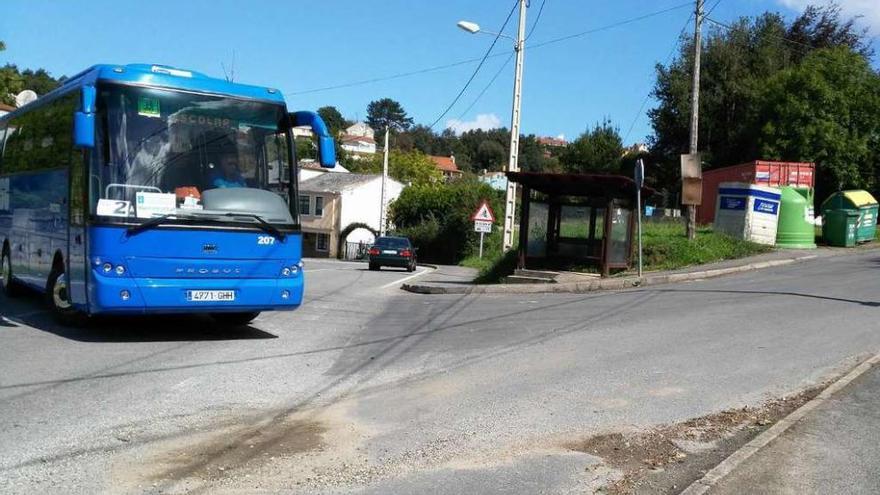 Autobús escolar, ayer al mediodía, al girar de Salvador Allende hacia Alexandre Bóveda para entrar en el colegio.