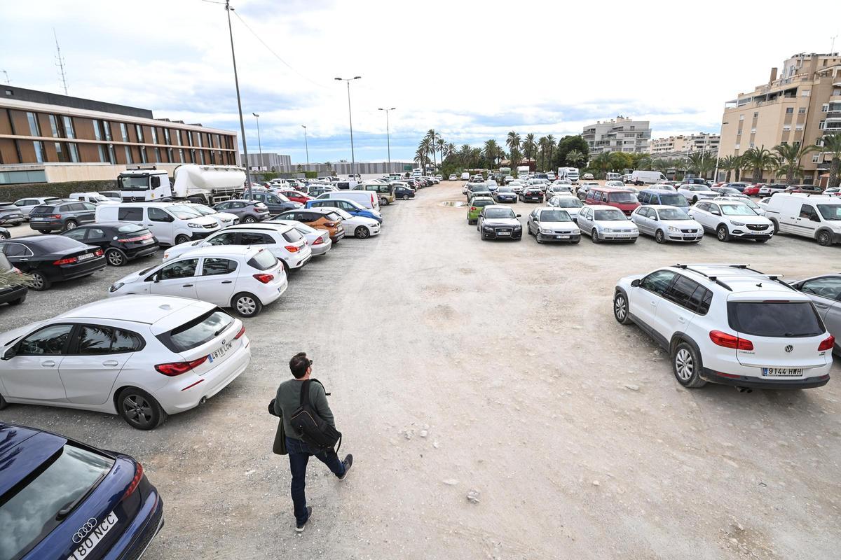 Aparcamiento en el solar pegado a la Jefatura de la Policía Local de Elche
