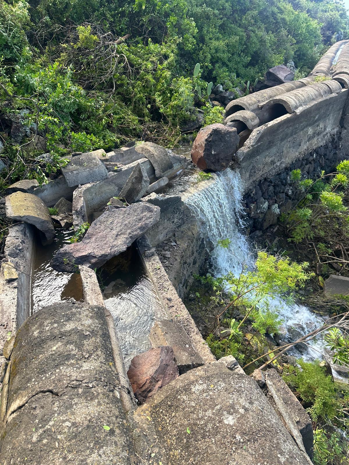 El canal derrama el agua de consumo para Las Canteras, en Los Silos