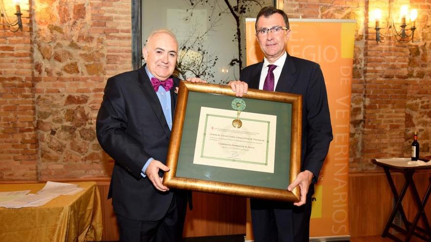 Cándido Gutiérrez entrega el galardón al alcalde José Ballesta.