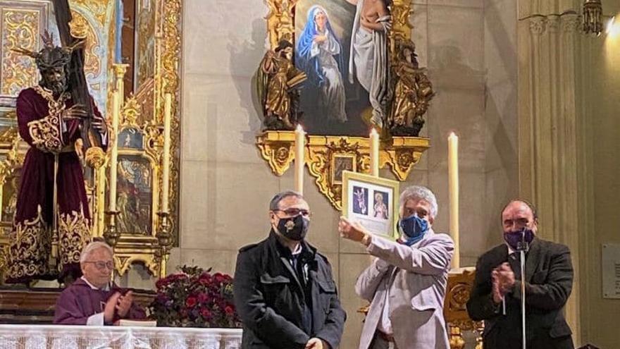 Acto de entrega de la partitura Gelem Gelem en el santuario de la Hermandad de los Gitanos de Sevilla.