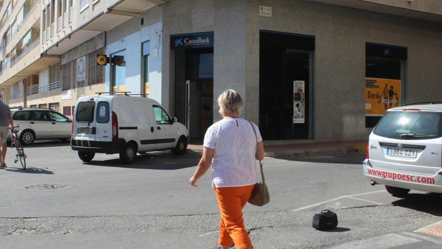 Imagen de esta mañana de la sucursal de La Caixa atracada/ Foto D. Pamies