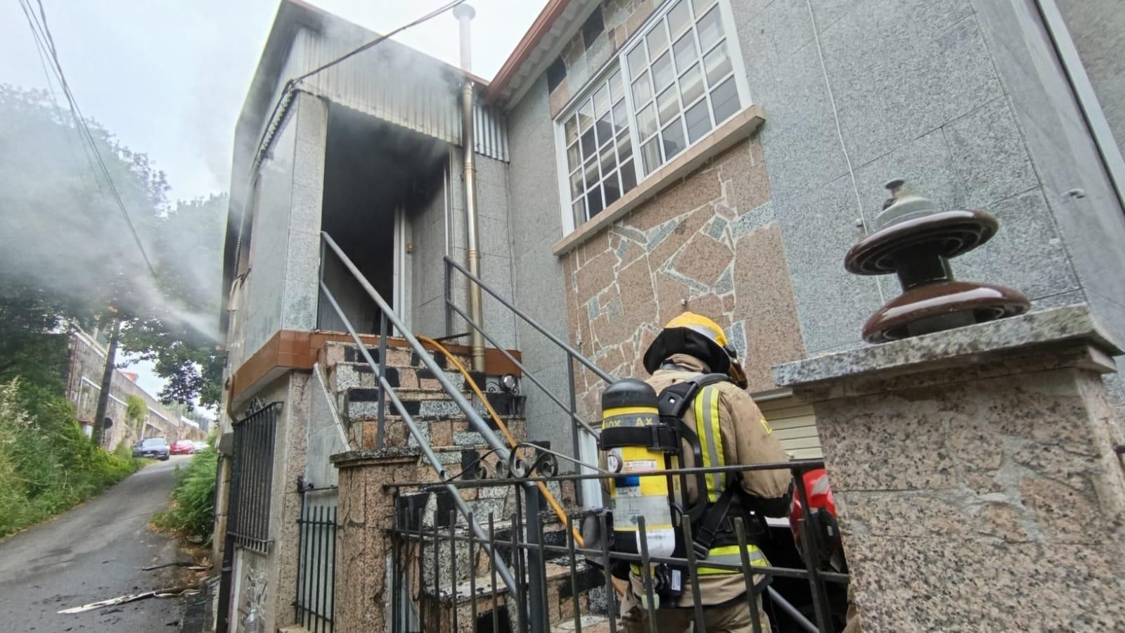 Arde la planta alta de una vivienda en Areamilla en Cangas
