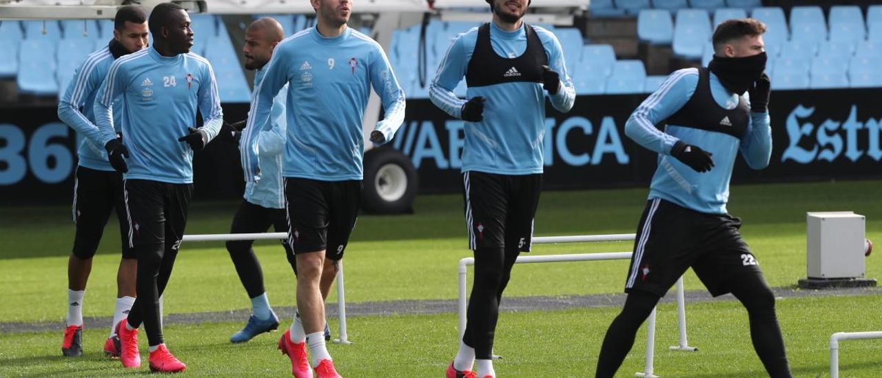 Smolov, Pape, Murillo y Rafinha, junto a Okay y Mina, durante un ejercicio en un entrenamiento del Celta en Balaídos . // Ricardo Grobas