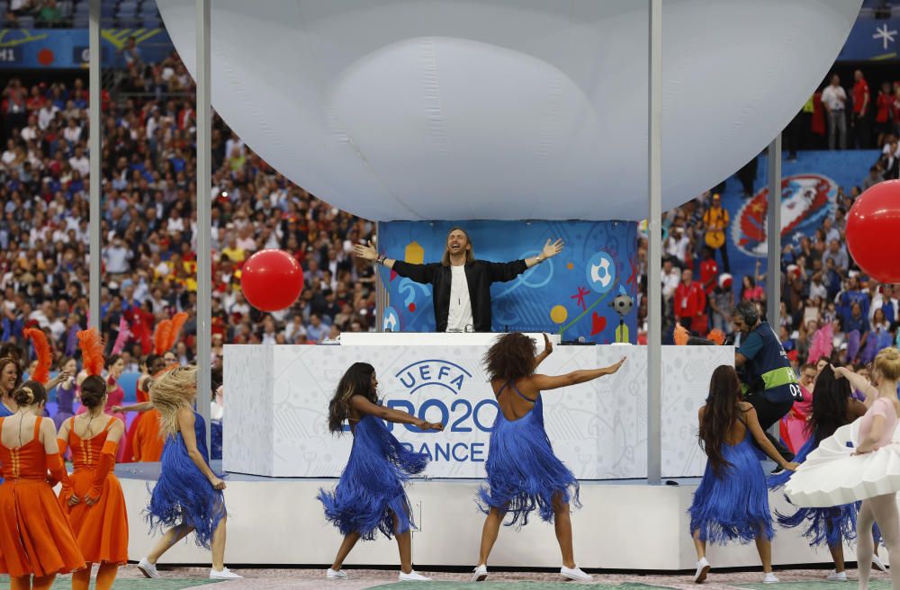 Imágenes de la ceremonia de apertura de la Eurocopa en Saint Denis, que ha contado con la música de David Guetta.