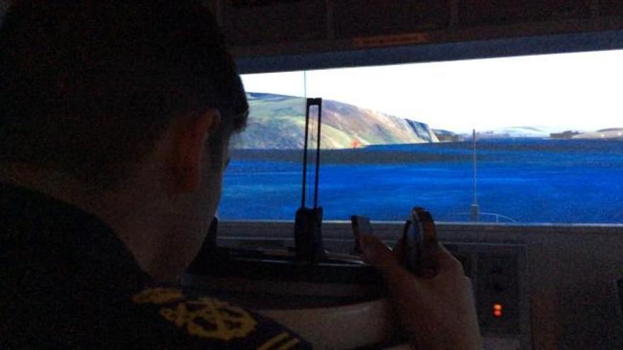 FARO, a bordo del simulador de navegación de la Escuela Naval de Marín