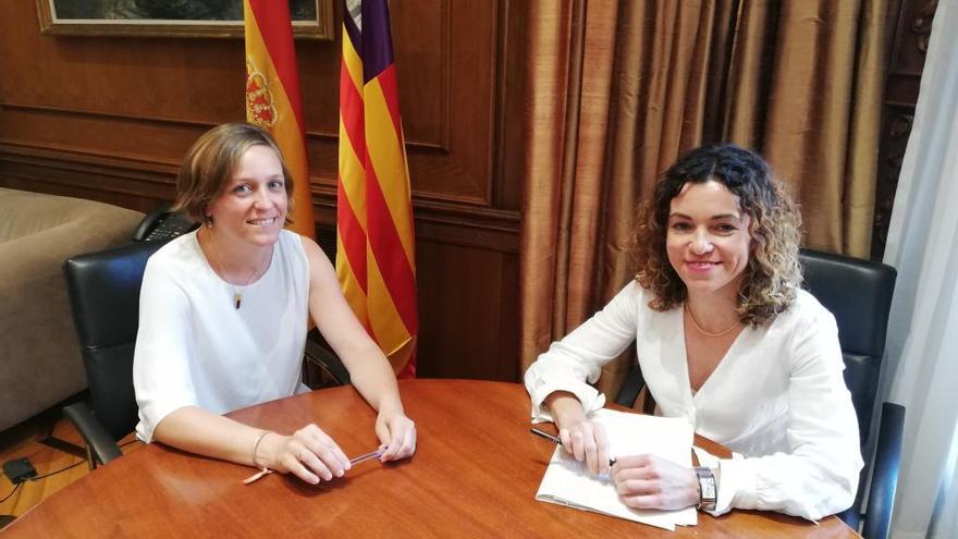 Almudena DomÃ­nguez junto a la Delegada del Gobierno Rosario SÃ¡nchez en su primera reuniÃ³n de trabajo.