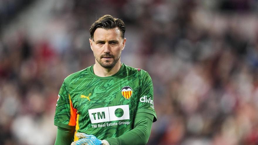 El Valencia CF reinscribe a Dimitrievski: estos son los 18 jugadores que completan la lista