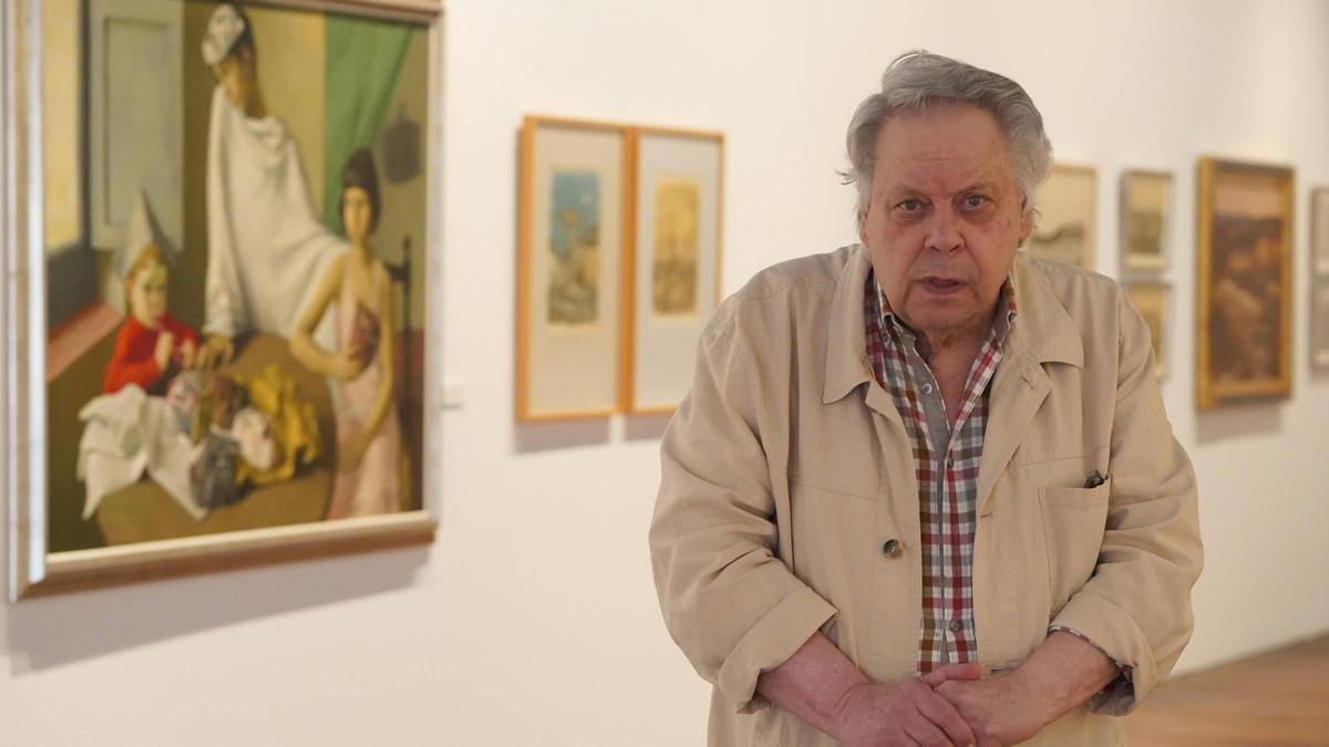 Antonio Pedrero, junto a cuadros de su exposición.