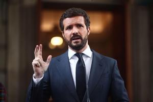 Casado obre la transició al PP després de quedar-se sol