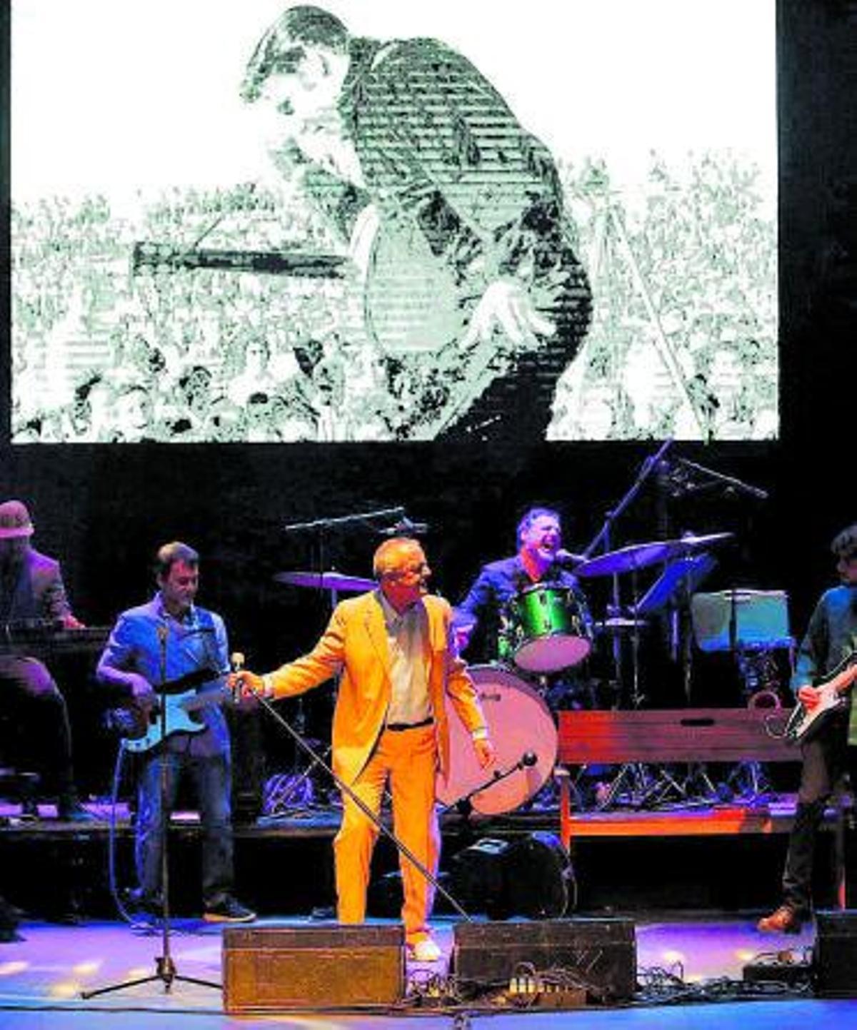 Tete Bonilla, en primer término, durante el último espectáculo de “The Forrest Band”, en el teatro Jovellanos. | Marcos León