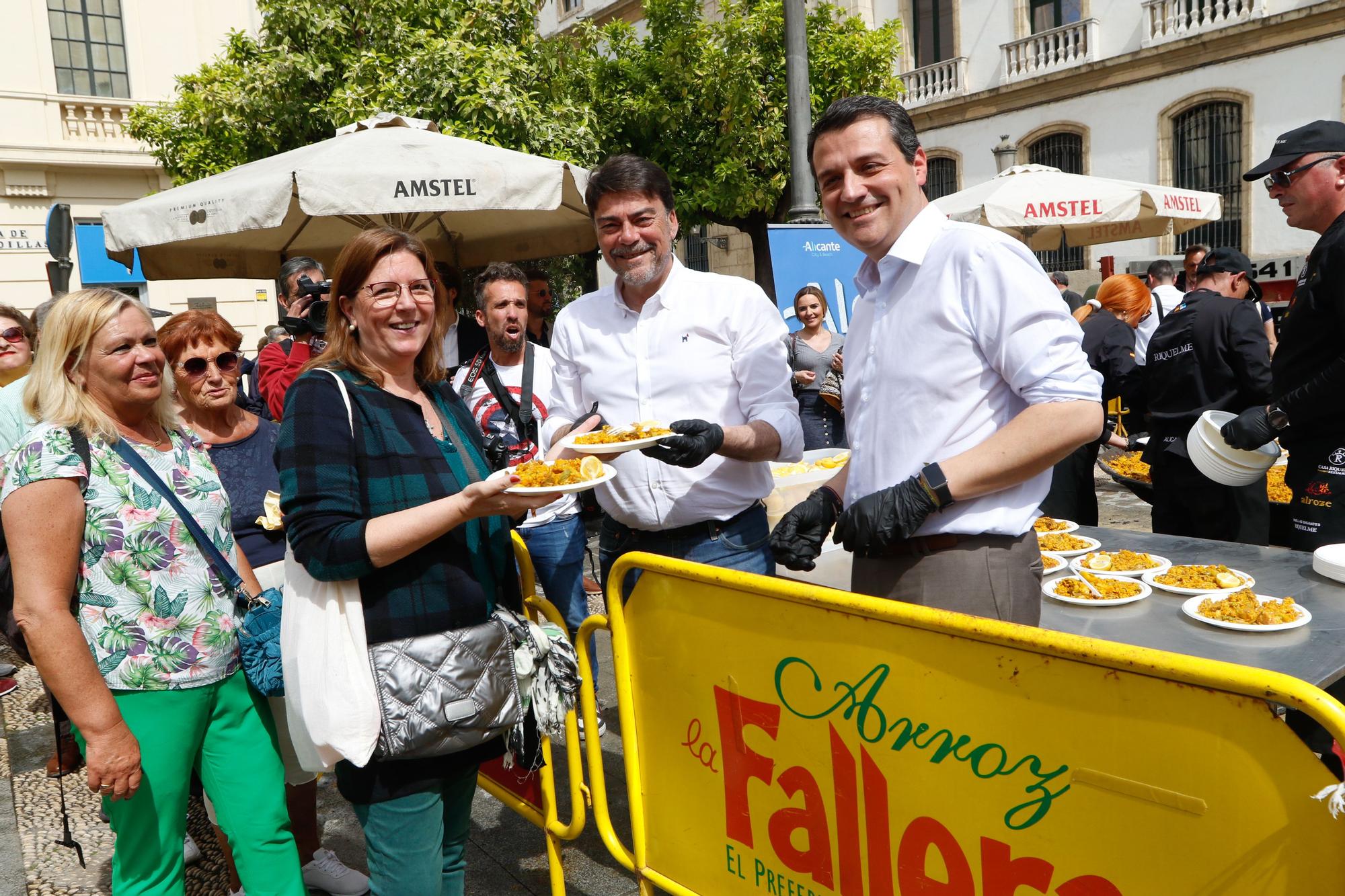 Alicante promociona su imagen en Córdoba con un arroz gigante