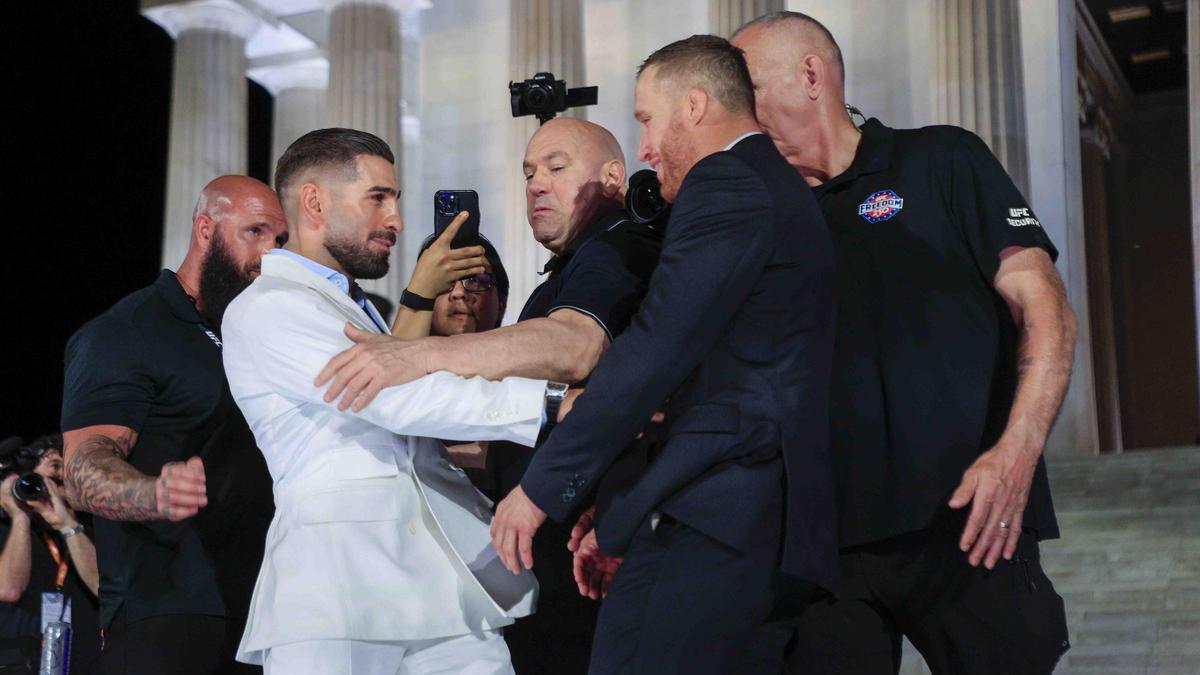 TOPURIA EMPUJÓN GAETHJE | Topuria empuja a su contrincante Gaethje en un careo previo a su combate en la Casa Blanca