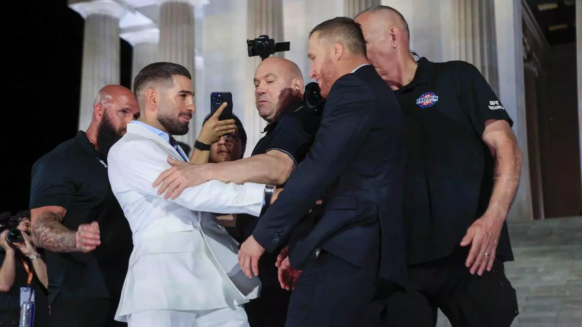 Topuria empuja a su contrincante Gaethje en un careo previo a su combate en la Casa Blanca