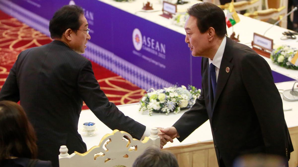 Phnom Penh (Cambodia), 13/11/2022.- Japan Prime Minister Fumio Kishida (L) and South Korea's President Yoon Suk-yeol (R) shake hands during the 17th East Asia Summit (EAS) as part of the the 40th and 41st Association of Southeast Asian Nations (ASEAN) Summit and Related Summits in Phnom Penh, Cambodia, 13 November 2022. The summit runs through 13 November. (Camboya, Japón, Corea del Sur) EFE/EPA/KITH SEREY