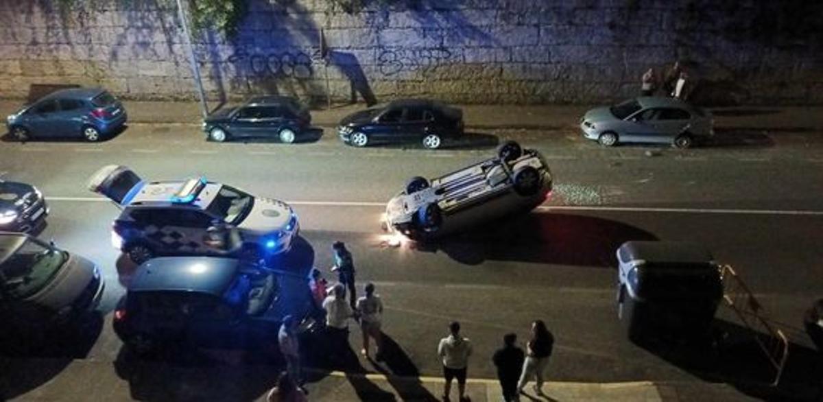 Así quedó el coche tras colisionar con otro que estaba estacionado en Chapela.