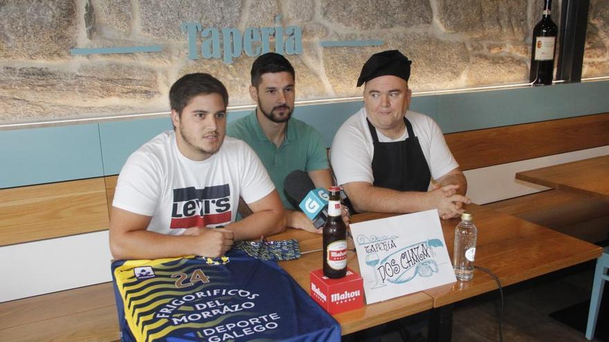 Simic, en el centro, durante su presentación de hoy. // S.A.