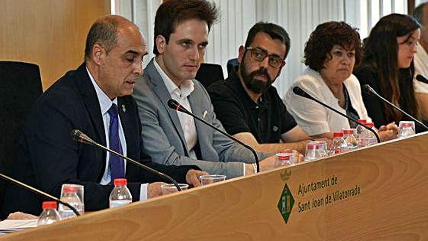 L&#039;alcalde, Jordi Solernou, en primer terme, en el ple de constitució