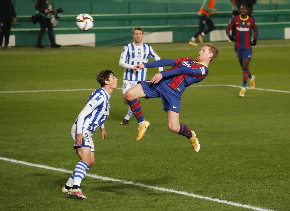 De Jong marca el 0-1 de cabeza ante la Real Sociedad.