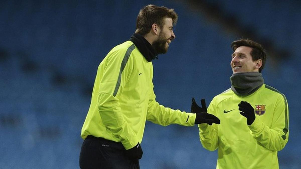 Gerard Piqué bromea con Messi durante el entrenamiento del equipo este lunes en Manchester