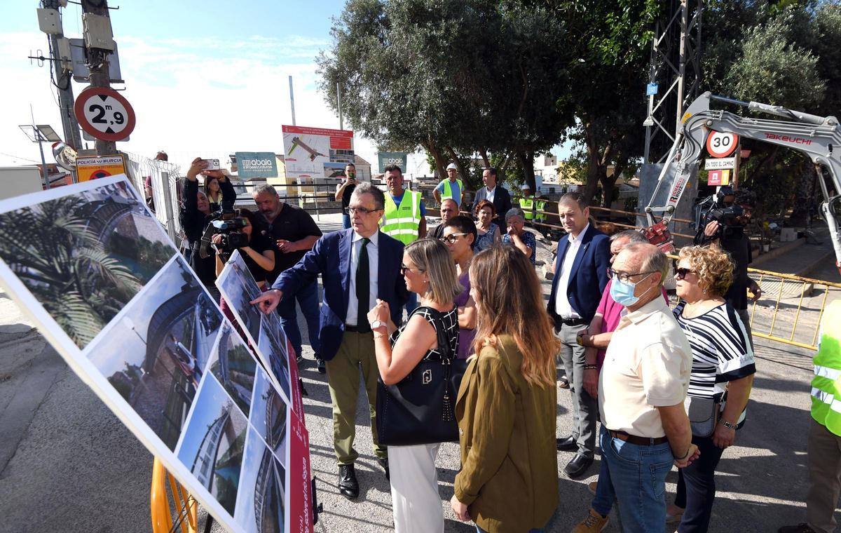 El alcalde de Murcia, José Ballesta, y la vicealcaldesa Rebeca Pérez, en la puesta en marcha de las obras del puente de El Raal.