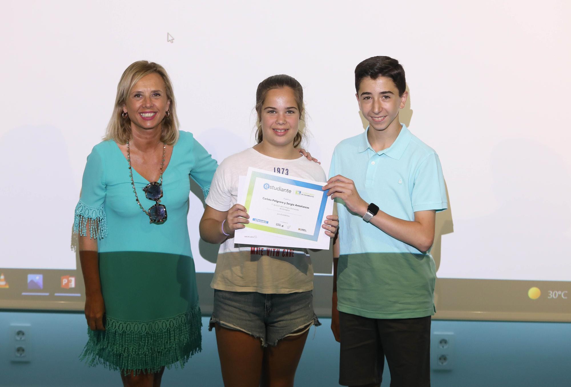 Carlota Peligero y Sergio Antoñanzas, del Colegio Romareda, con su diploma.