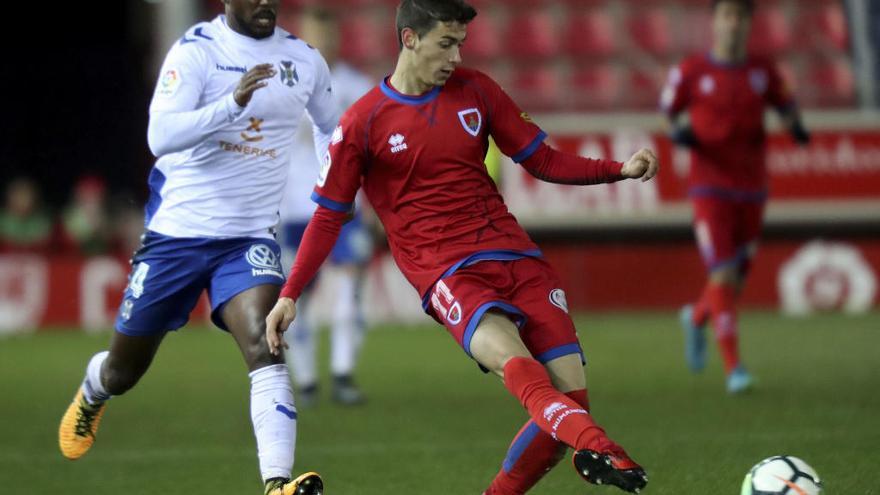 Camille y un rival, en una acción del Numancia-CD Tenerife.