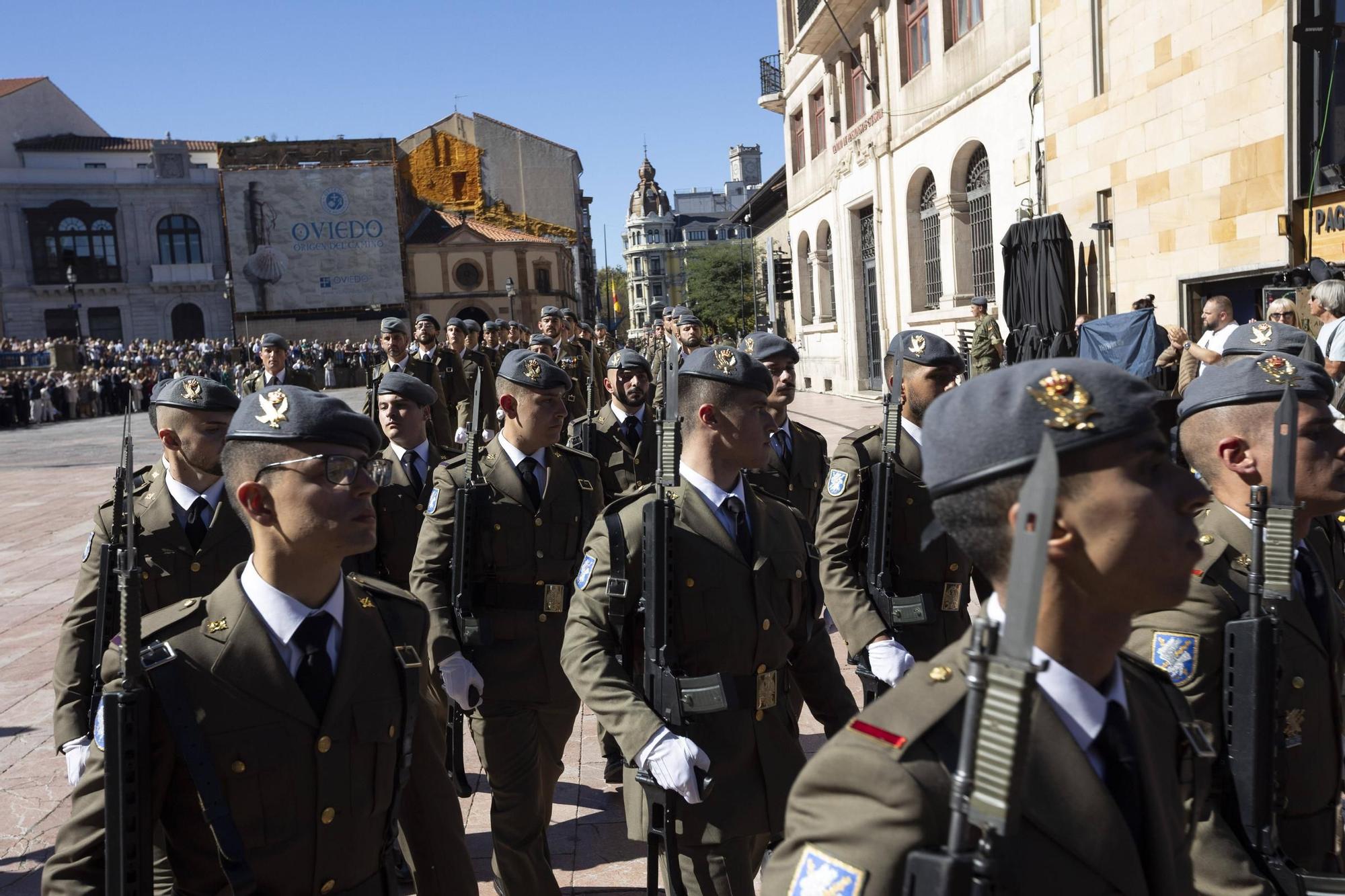 Así fue la jura de bandera civil de Oviedo y el posterior desfile militar