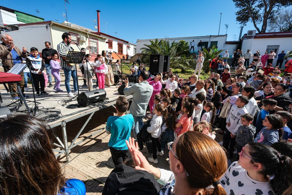 Los niños bailan con El Peregrino