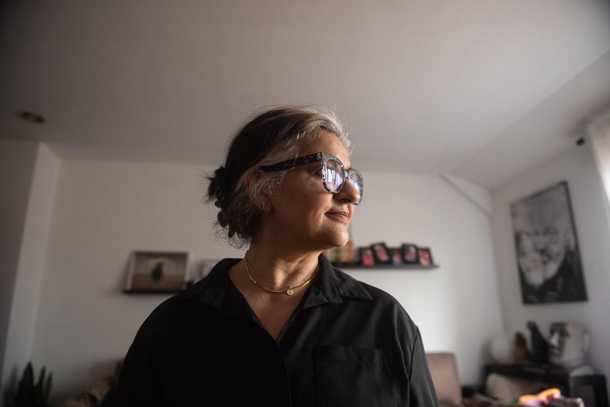 Juana Santos, diagnosticada de síndrome de fatiga crónica con disautonomía y sensibilidad química múltiple, en el salón de su casa.