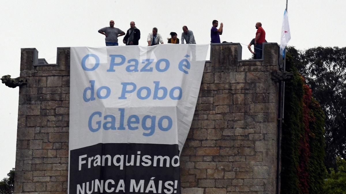 Militantes del BNG en una de las torres de Meirás el día de la toma simbólica para exigir su devolución