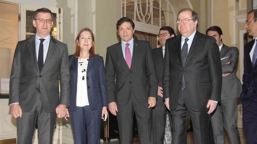 Por la izquierda, Alberto Núñez Feijóo, Ana Pastor, Javier Fernández y Juan Vicente Herrera, ayer en el hotel Palace de Madrid.