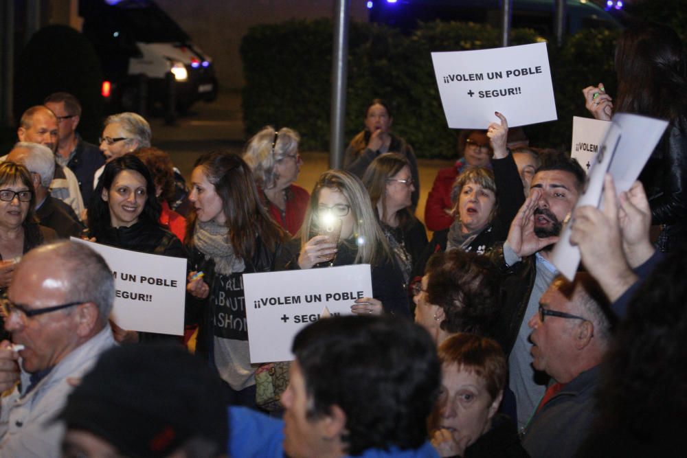 Dues concentracions s'han enfrontat a Salt per la inseguretat i el racisme