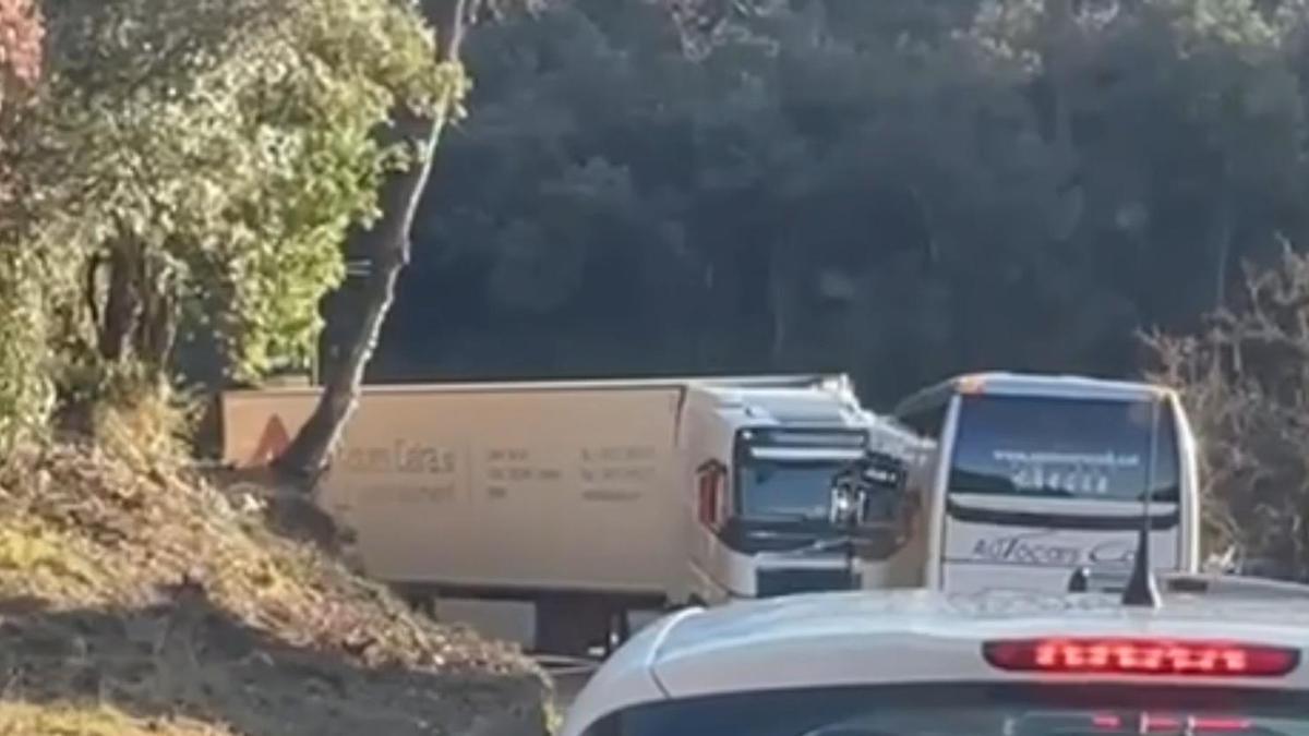 Vídeo | Un tràiler i un autocar escolar passant per la carretera Gi-531 a la Vall del Llémena