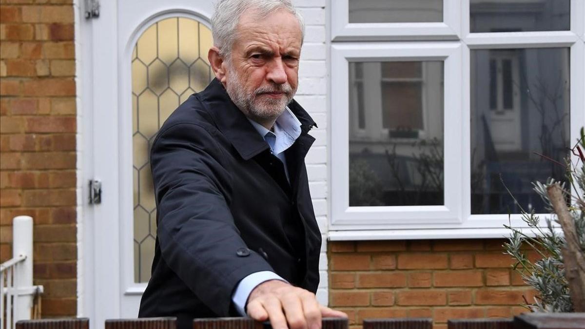 El lider de los laboristas, Jeremy Corbyn, saliendo de su domicilio en Londres.