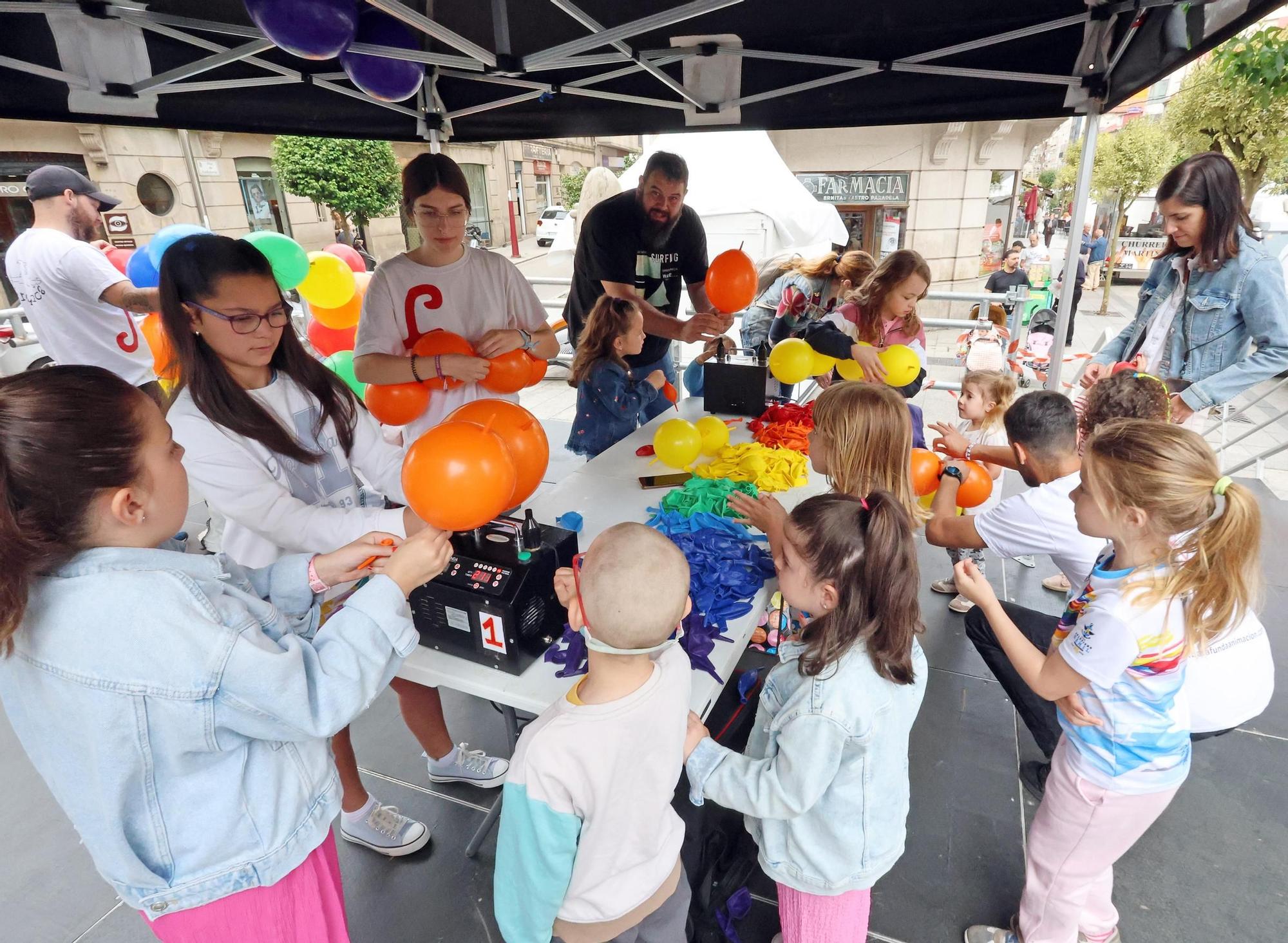 Barafunda Animación, este sábado 22 de junio,  hinchando globos con la ayuda de niños en la Festa da Alegría