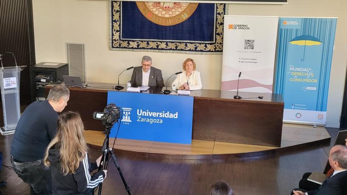 El rector, José Antonio Mayoral, y la consejera de Ciudadanía, María Victoria Broto, durante la firma del convenio.