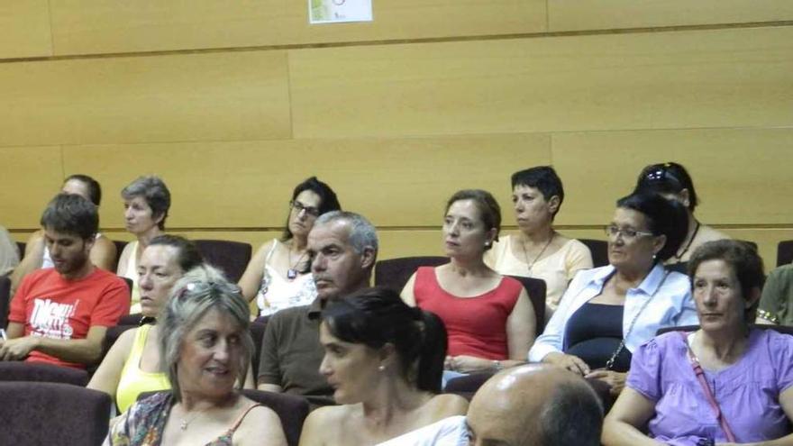 Hombres y mujeres asistieron a la conferencia en Villaralbo.