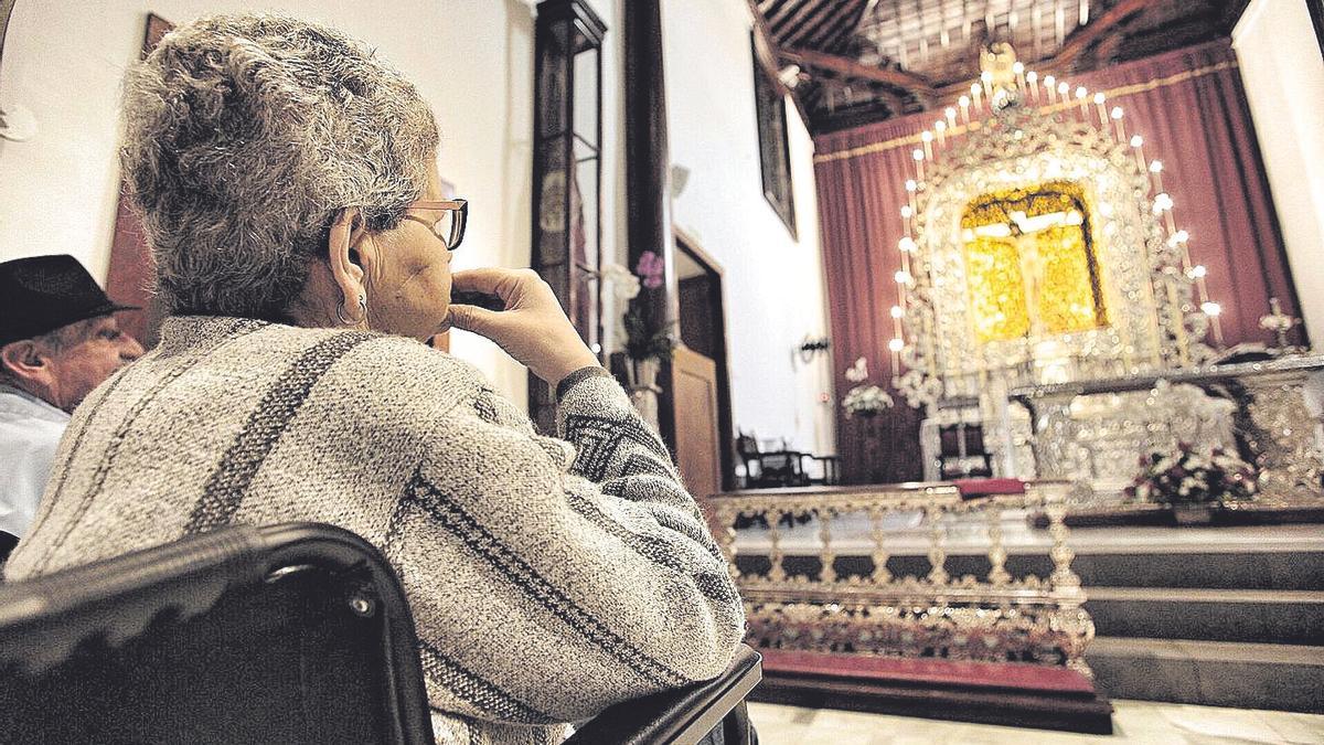 Una pareja de ancianos en el Santuario del Cristo de La Laguna.