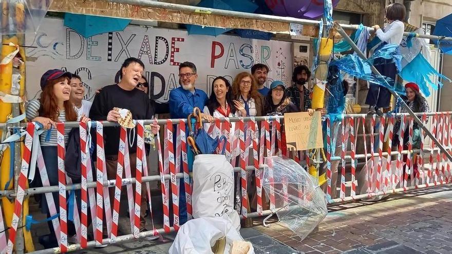 Reúnen más de 1.000 firmas para salvar los frescos de Lugrís situados en la calle Olmos de A Coruña