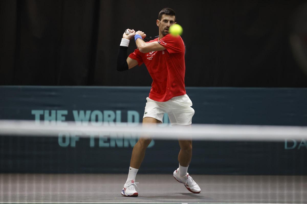 Djokovic golpea de revés en un entrenamiento en Málaga