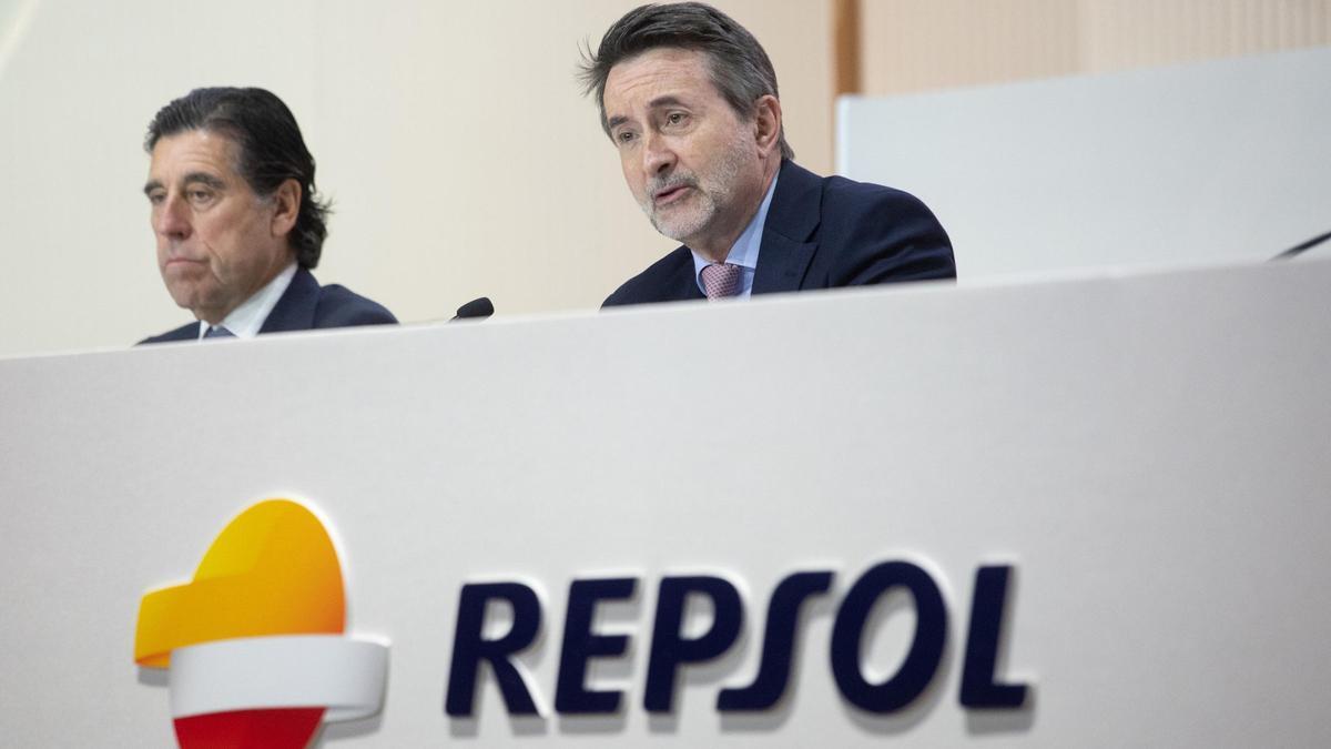 El consejero delegado de Repsol, Josu Jon Imaz (D), durante la Junta General de Accionistas de Repsol, en el Palacio Municipal de Congresos, a 30 de mayo de 2025, en Madrid (España). Durante el encuentro, se ha votado el abono de dos dividendos de 0,5 eur